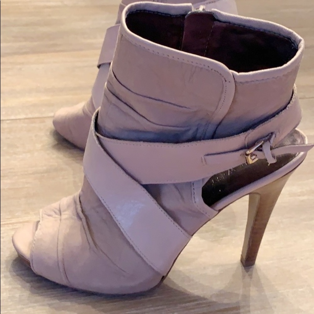 Nine West stylish booties w/ buckle. Tan. Size 8